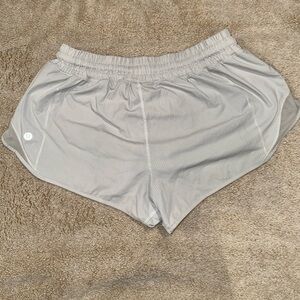 Lululemon Athletica Off-White/Silver Women's 2” inseam Hotty Hot Athletic Shorts